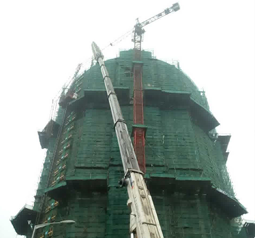 吐鲁番吊车在工地上作业